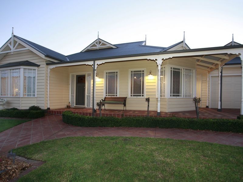 13 Colonial Way, Pakenham VIC 3810