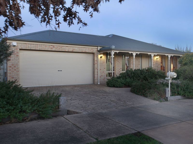 74 Oaklands Way, Pakenham VIC 3810