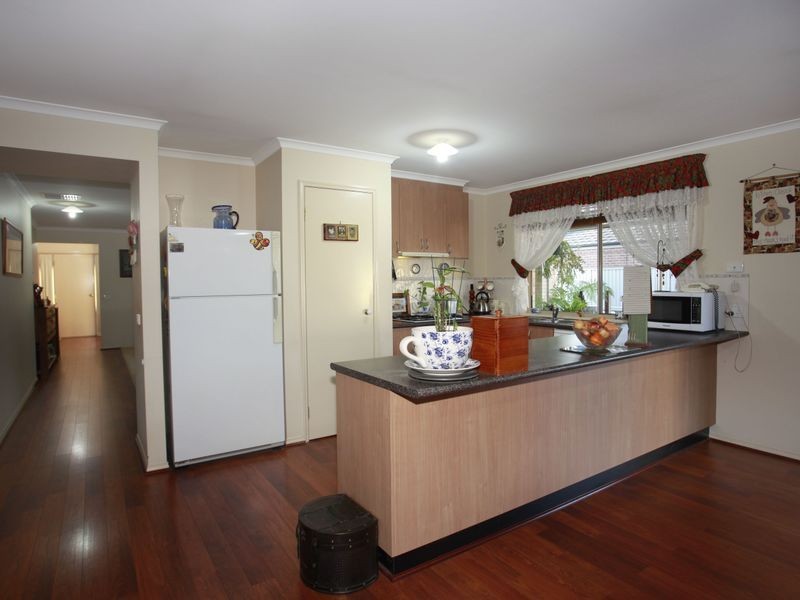 74 Oaklands Way, Pakenham VIC 3810