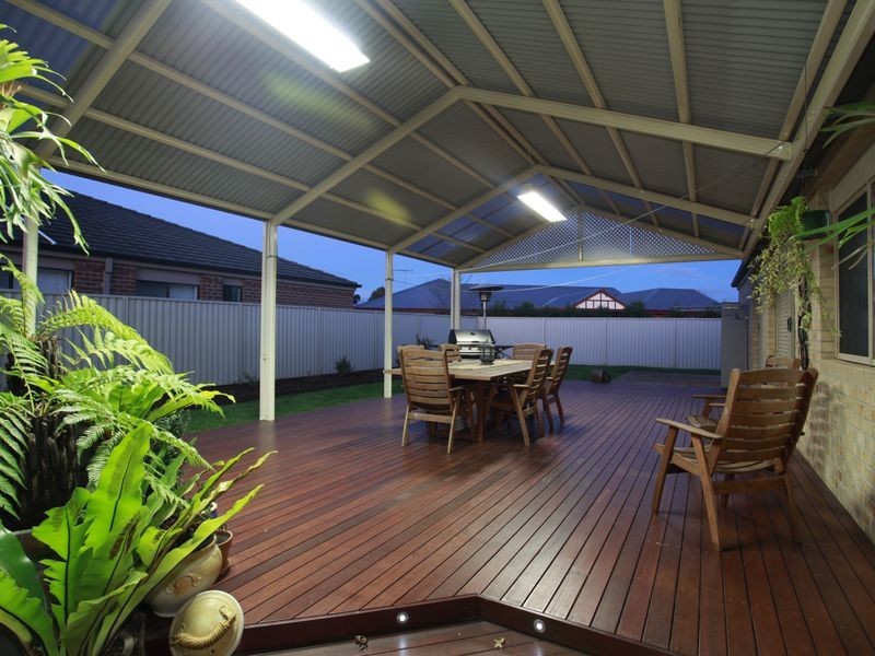 74 Oaklands Way, Pakenham VIC 3810