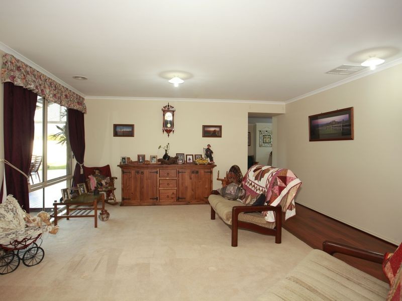 74 Oaklands Way, Pakenham VIC 3810