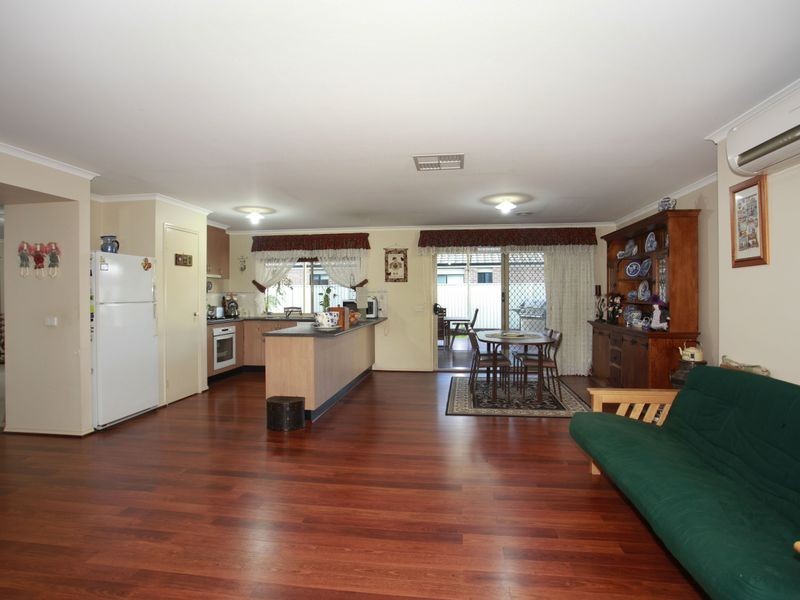 74 Oaklands Way, Pakenham VIC 3810