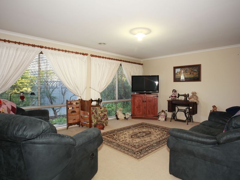 74 Oaklands Way, Pakenham VIC 3810