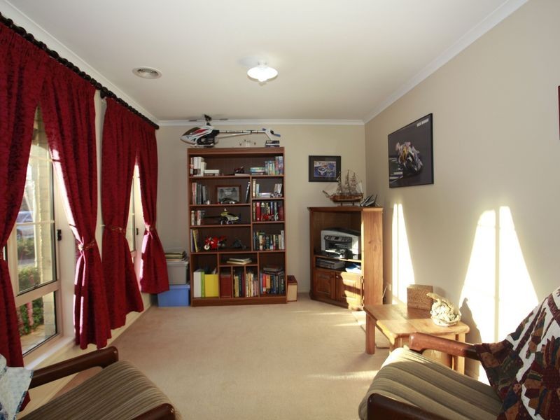 74 Oaklands Way, Pakenham VIC 3810