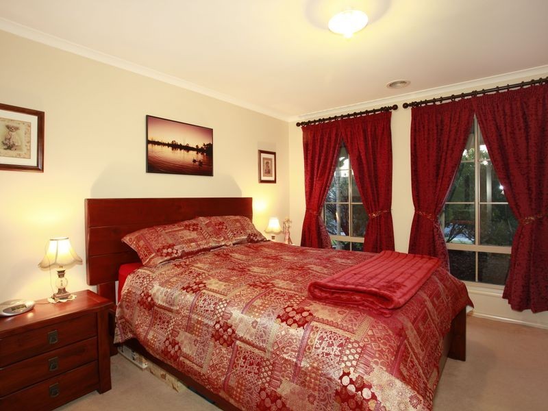 74 Oaklands Way, Pakenham VIC 3810