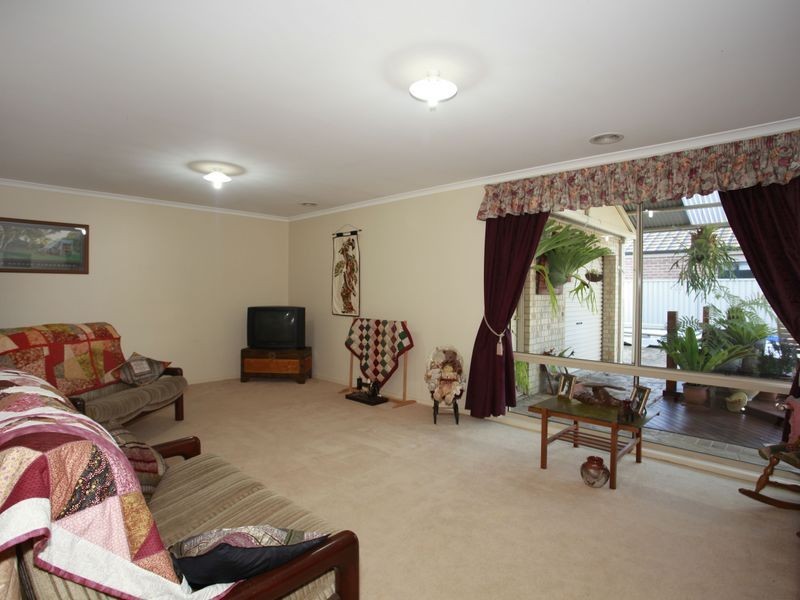 74 Oaklands Way, Pakenham VIC 3810
