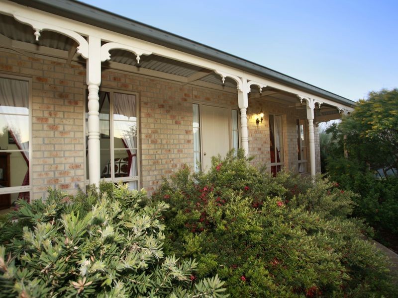 74 Oaklands Way, Pakenham VIC 3810