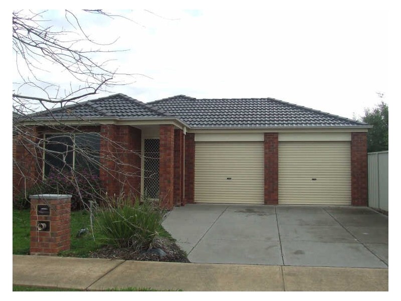 16 Oaklands Way, Pakenham VIC 3810