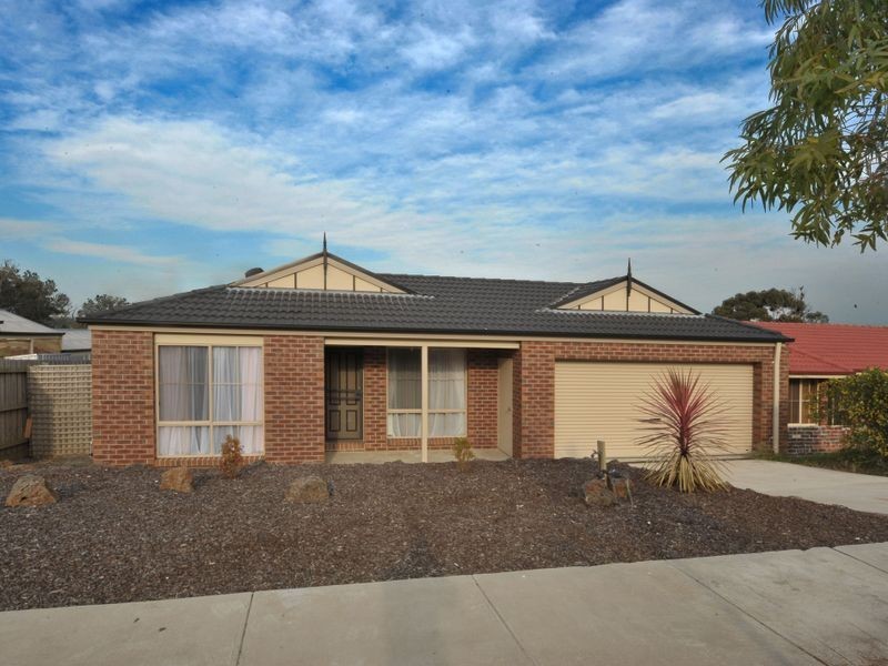 8 Johnsons Place, Pakenham VIC 3810