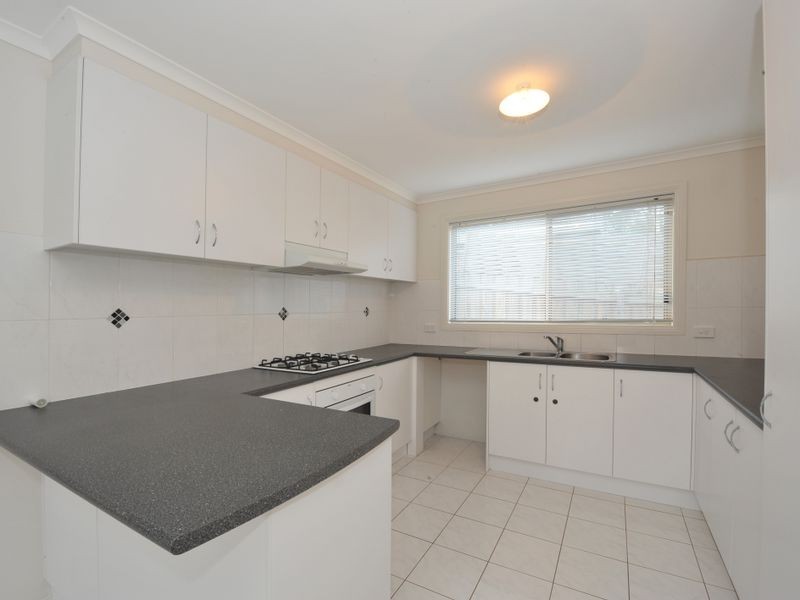 8 Johnsons Place, Pakenham VIC 3810