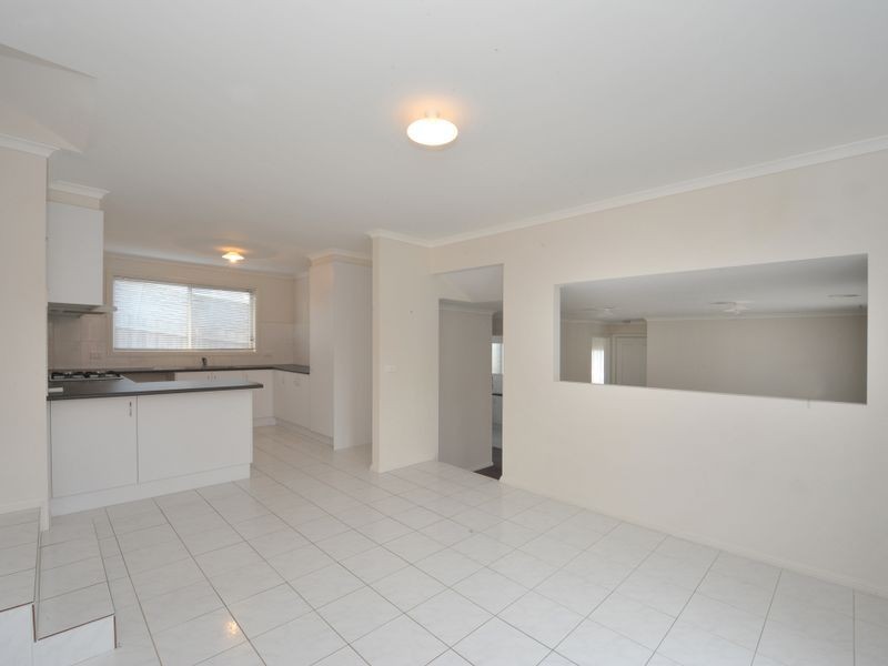 8 Johnsons Place, Pakenham VIC 3810