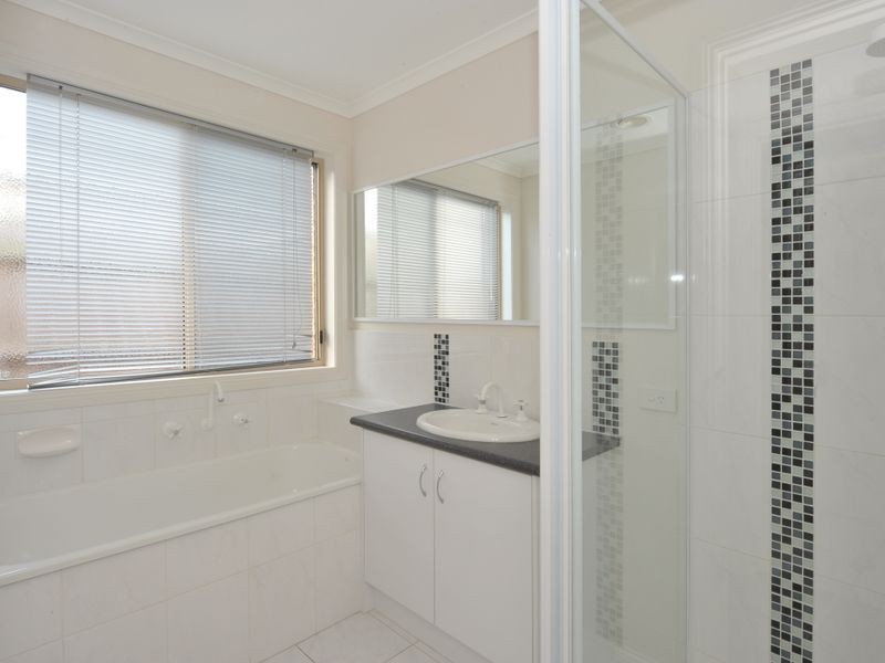 8 Johnsons Place, Pakenham VIC 3810