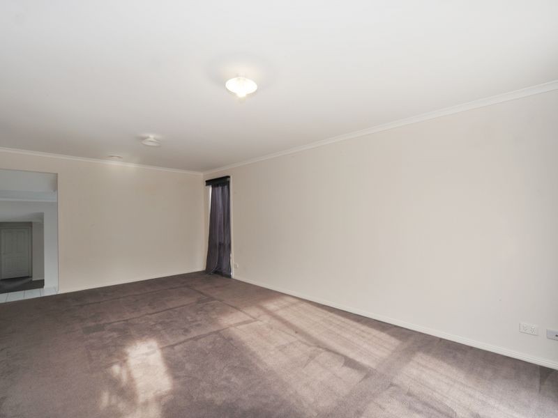8 Johnsons Place, Pakenham VIC 3810