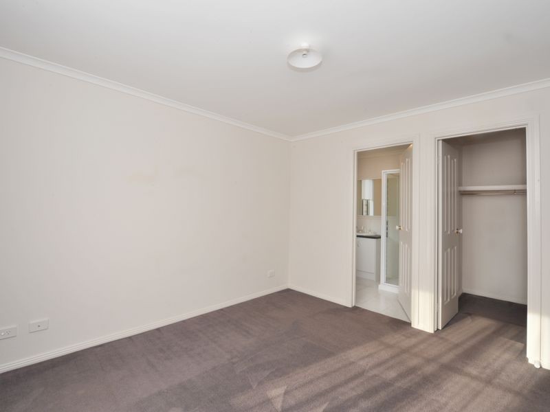 8 Johnsons Place, Pakenham VIC 3810