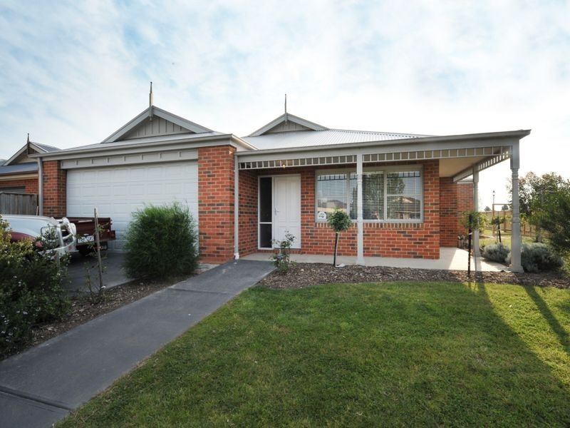 11 Henry Lawson Drive, Pakenham VIC 3810