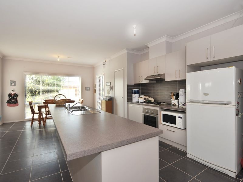 11 Henry Lawson Drive, Pakenham VIC 3810