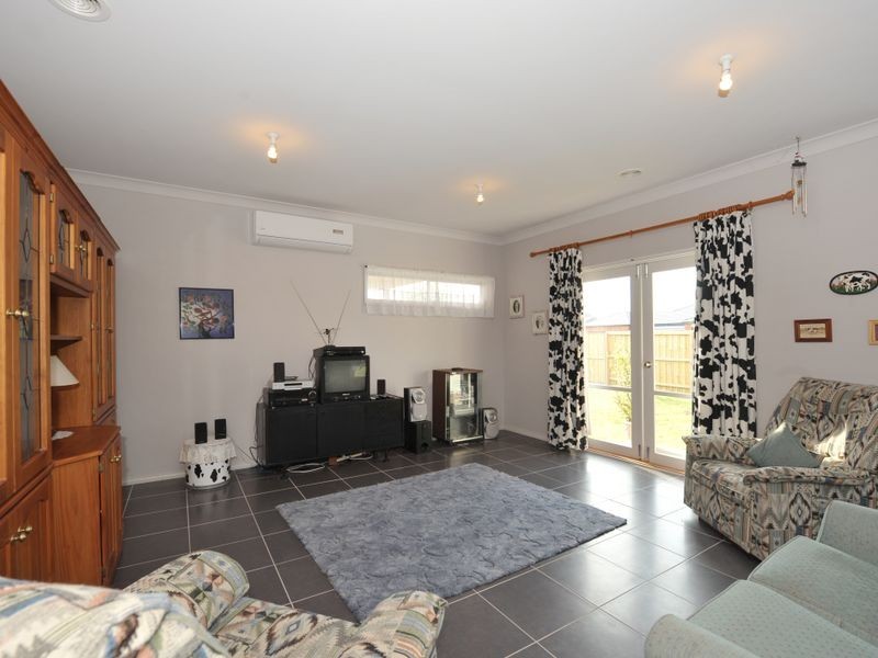 11 Henry Lawson Drive, Pakenham VIC 3810