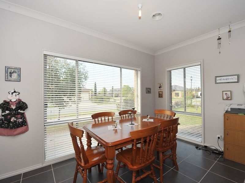 11 Henry Lawson Drive, Pakenham VIC 3810