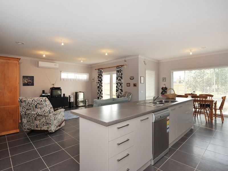 11 Henry Lawson Drive, Pakenham VIC 3810