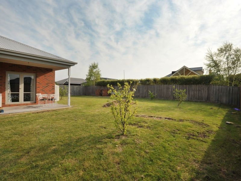 11 Henry Lawson Drive, Pakenham VIC 3810