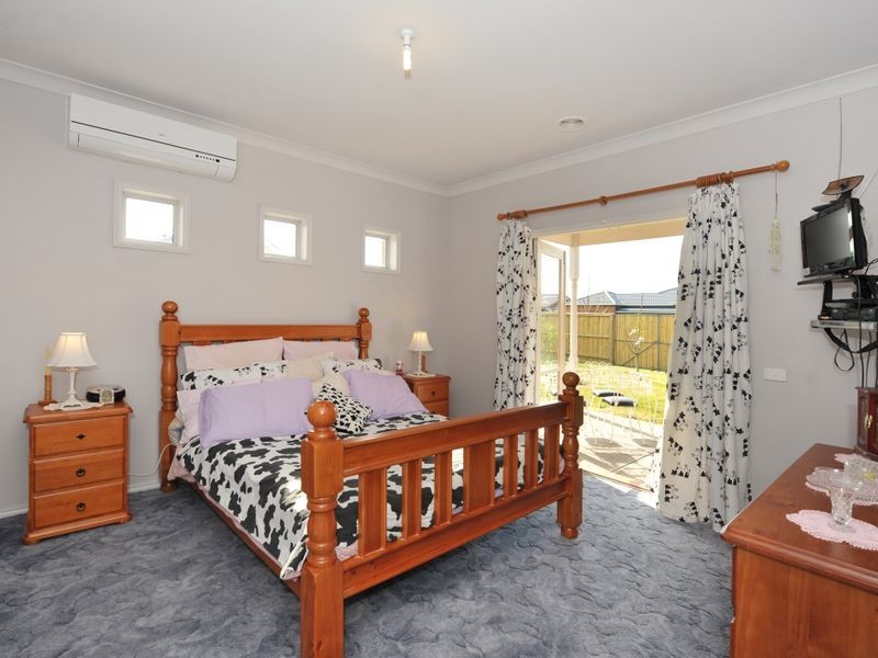 11 Henry Lawson Drive, Pakenham VIC 3810