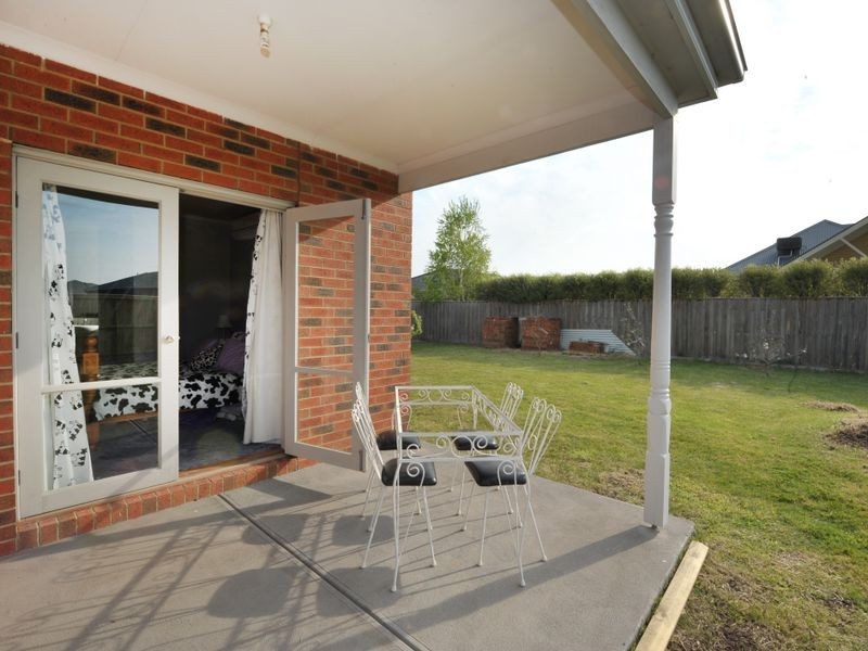 11 Henry Lawson Drive, Pakenham VIC 3810