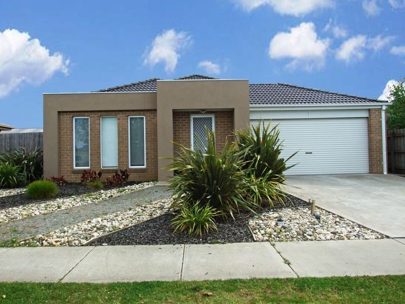 71 Sandalwood Drive, Pakenham VIC 3810
