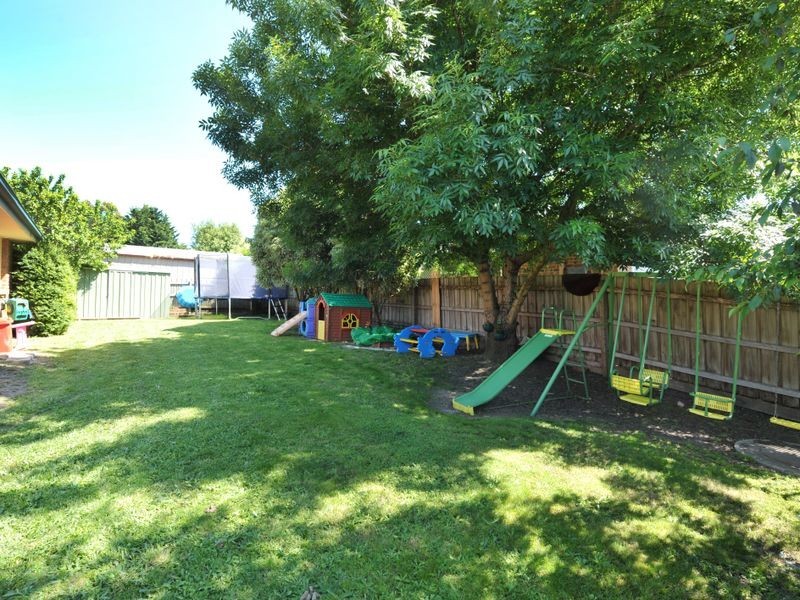 2 Montclaire Court, Pakenham VIC 3810