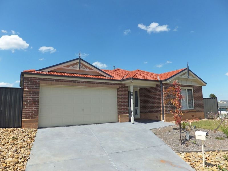25 Carey Crescent, Pakenham VIC 3810