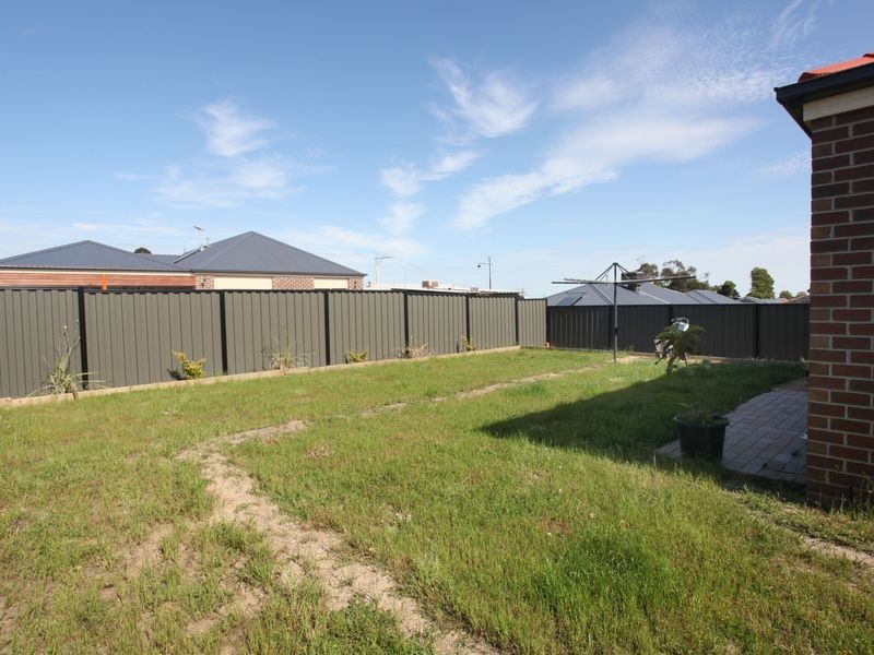 25 Carey Crescent, Pakenham VIC 3810