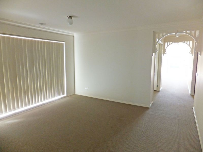 25 Carey Crescent, Pakenham VIC 3810