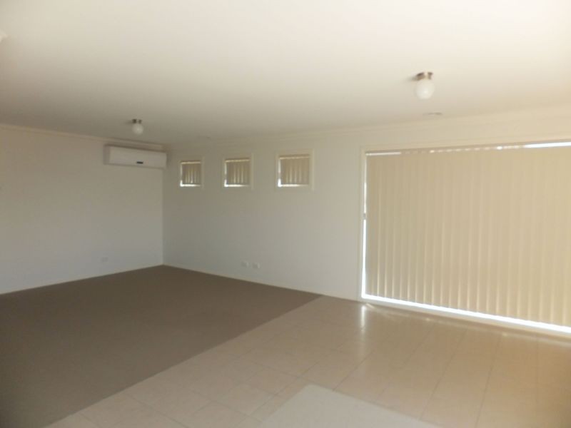 25 Carey Crescent, Pakenham VIC 3810