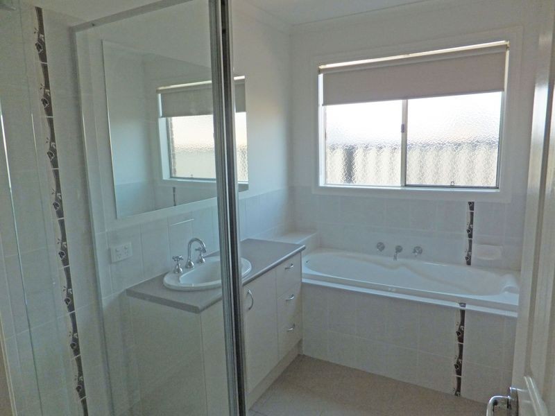 25 Carey Crescent, Pakenham VIC 3810