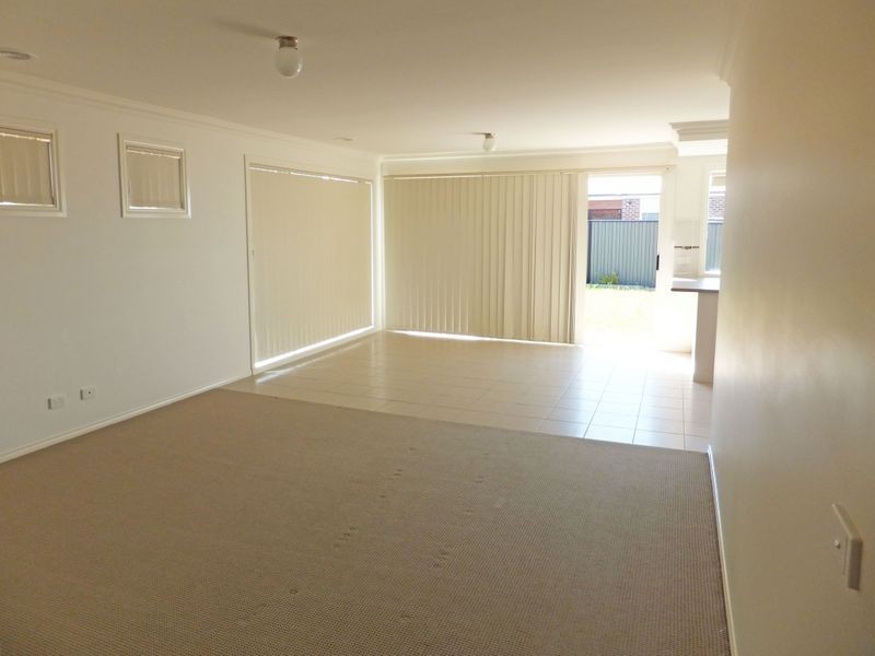25 Carey Crescent, Pakenham VIC 3810