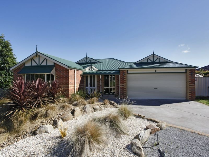 95 Oaklands Way, Pakenham VIC 3810