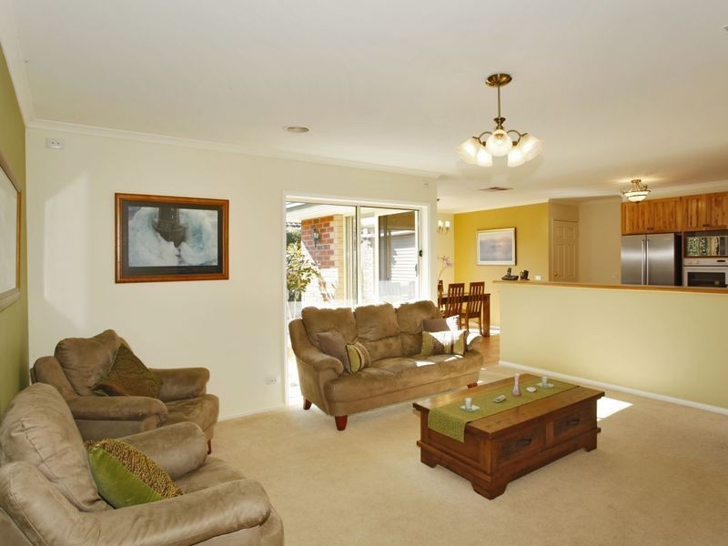 95 Oaklands Way, Pakenham VIC 3810