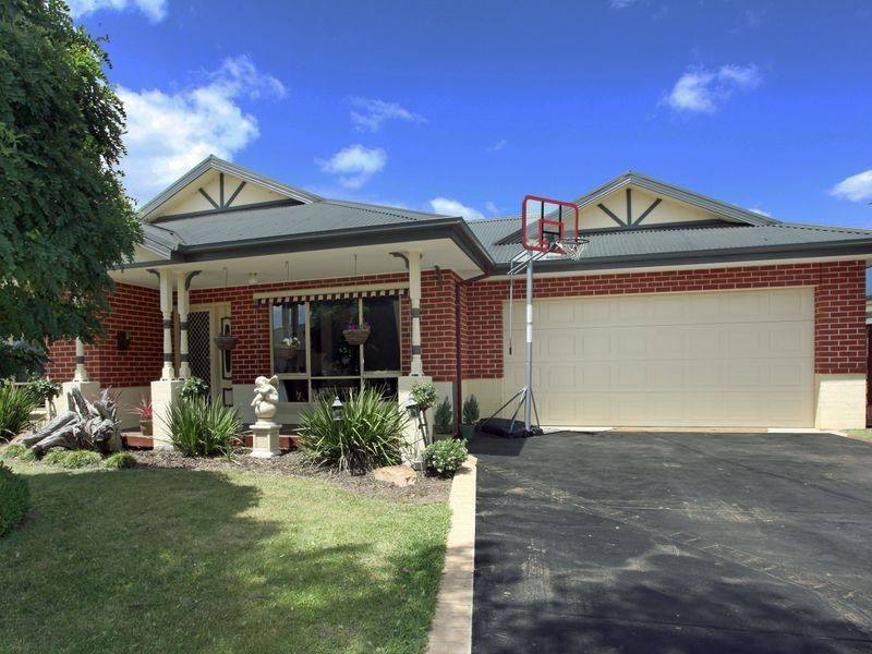 8 Hume Court, Pakenham VIC 3810