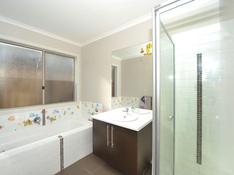 16 Tipperary Circuit, Pakenham VIC 3810