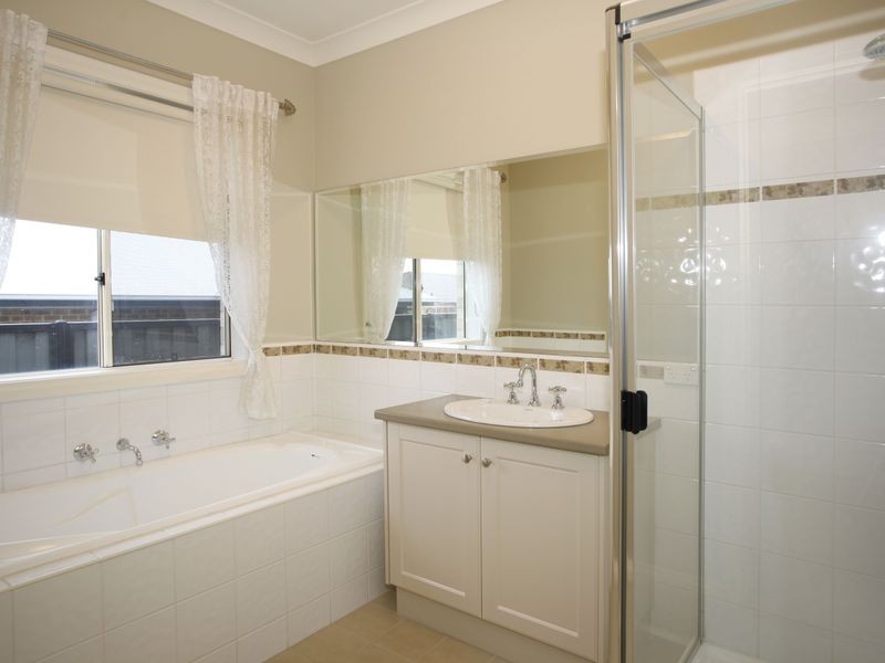 10 Michigan Grange, Pakenham VIC 3810