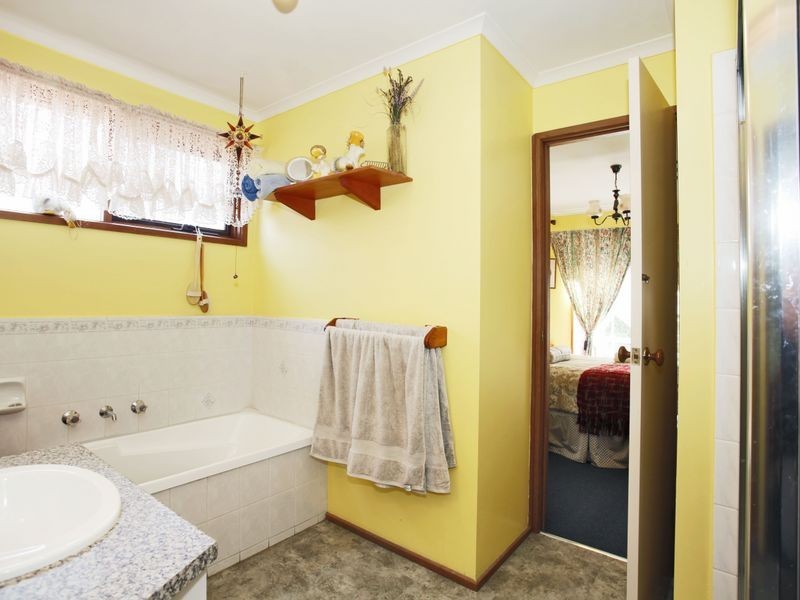 2A Parman Avenue, Pakenham VIC 3810