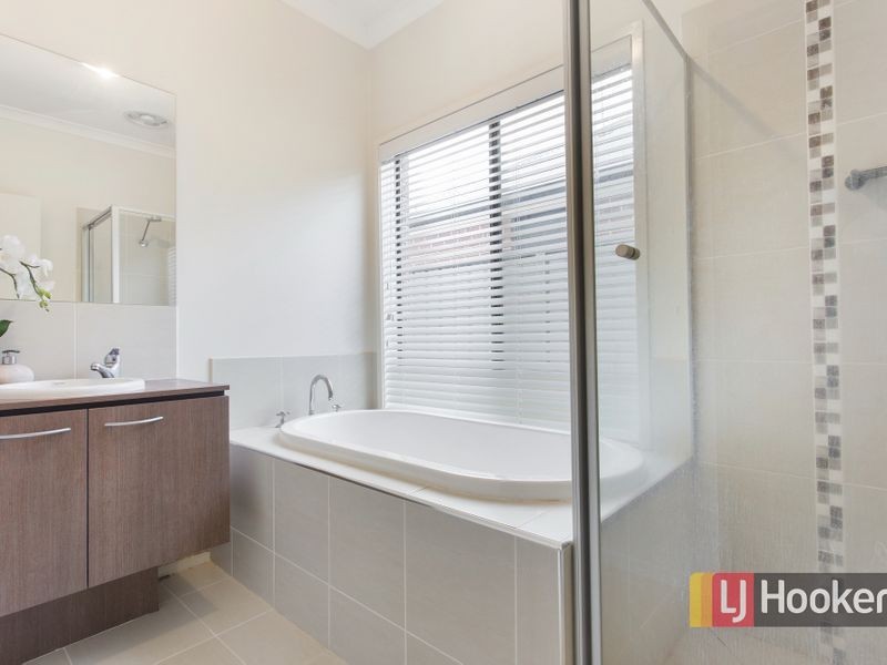 32 Cormorant Parade, Pakenham VIC 3810