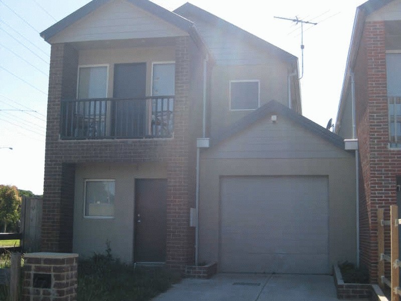 1/2 John Street, Pakenham VIC 3810