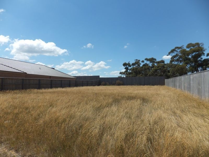 32 Arthur Phillip Drive, Pakenham VIC 3810