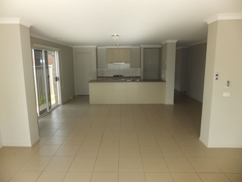 6 Wonboyn Close, Pakenham VIC 3810