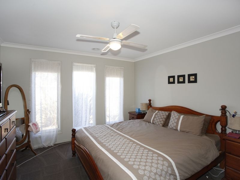 6 Wonboyn Close, Pakenham VIC 3810