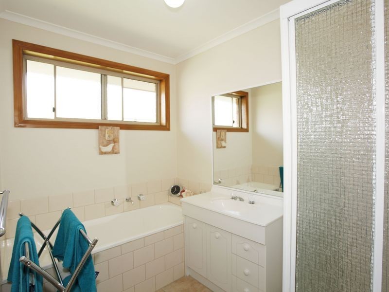 5 Naples Way, Pakenham VIC 3810