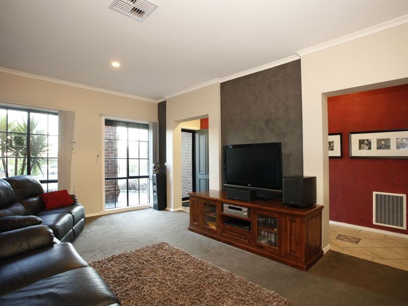 13 Charlotte Pass, Pakenham VIC 3810