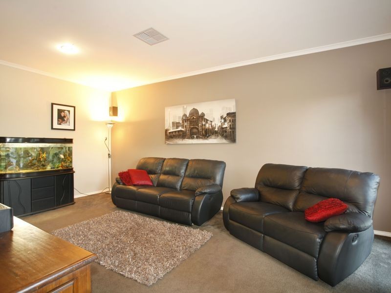 13 Charlotte Pass, Pakenham VIC 3810