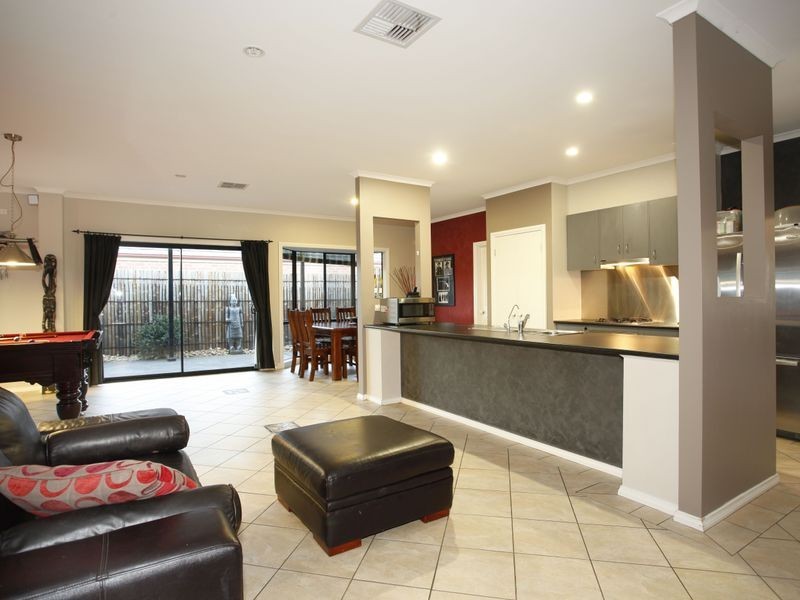 13 Charlotte Pass, Pakenham VIC 3810