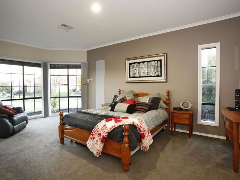 13 Charlotte Pass, Pakenham VIC 3810